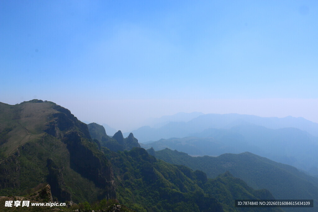 壮丽山景 蓝天映衬下的风光