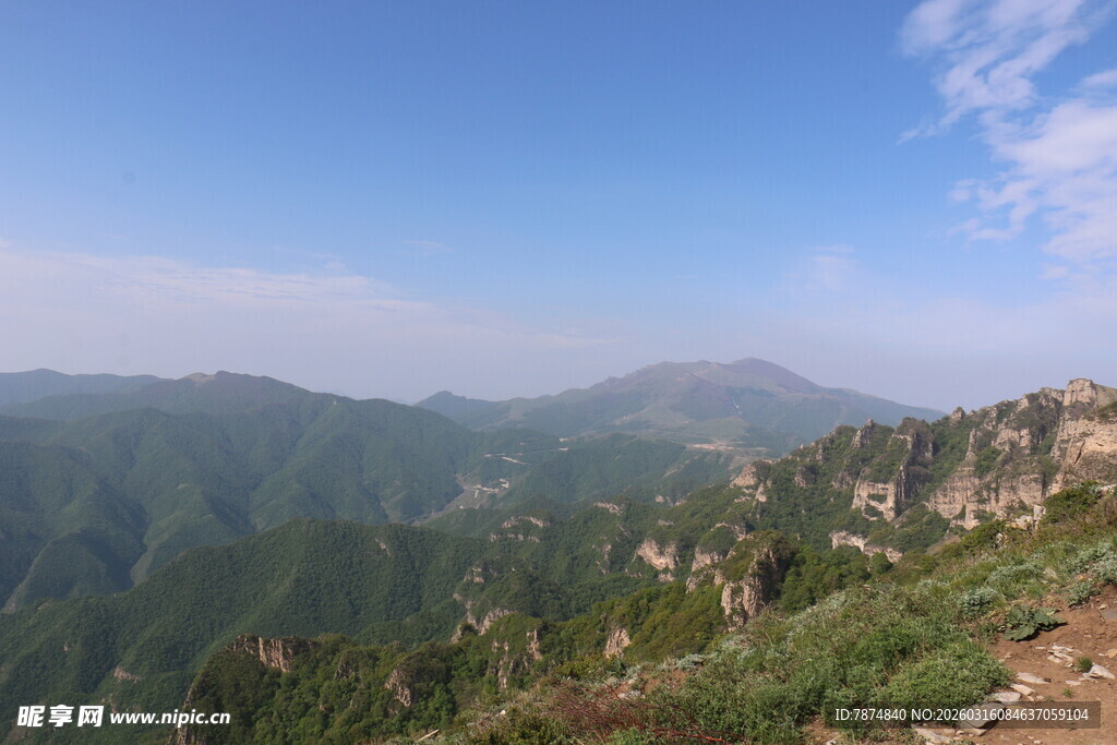 山峦叠翠的壮美自然景观