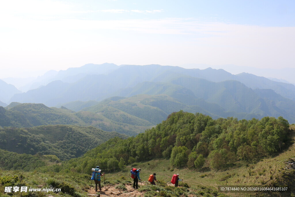 山间徒步者的美丽景致
