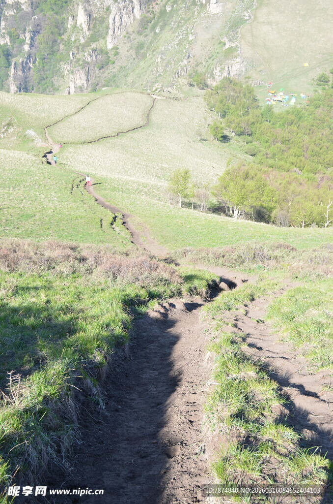 山间农田的犁耕痕迹