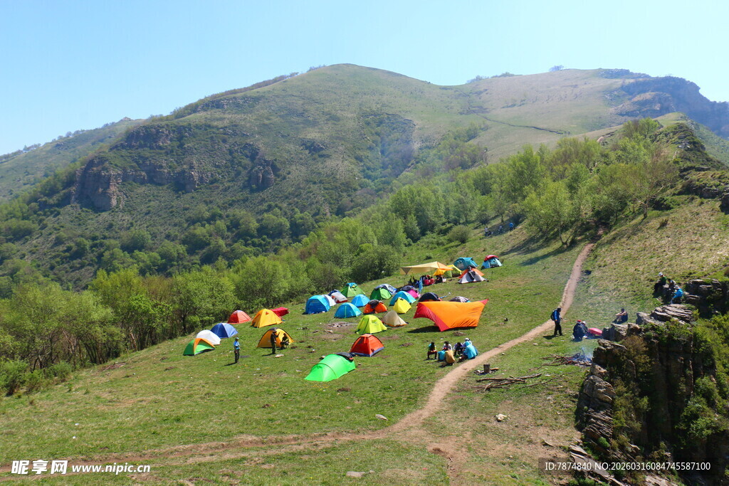 山间露营地的多彩帐篷