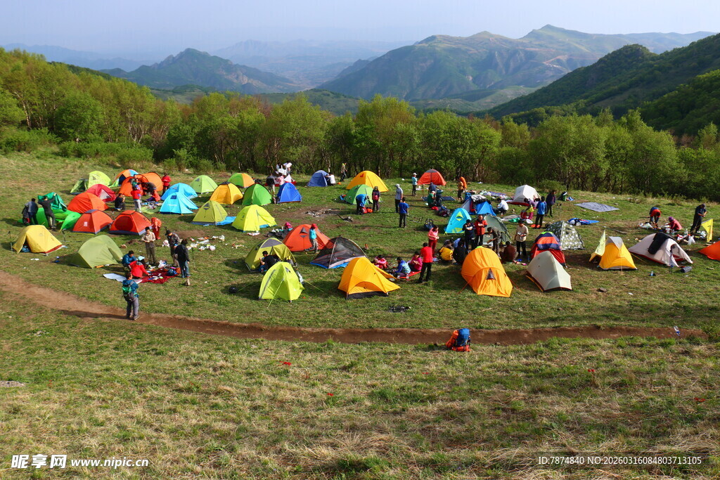 户外草地多彩帐篷露营地