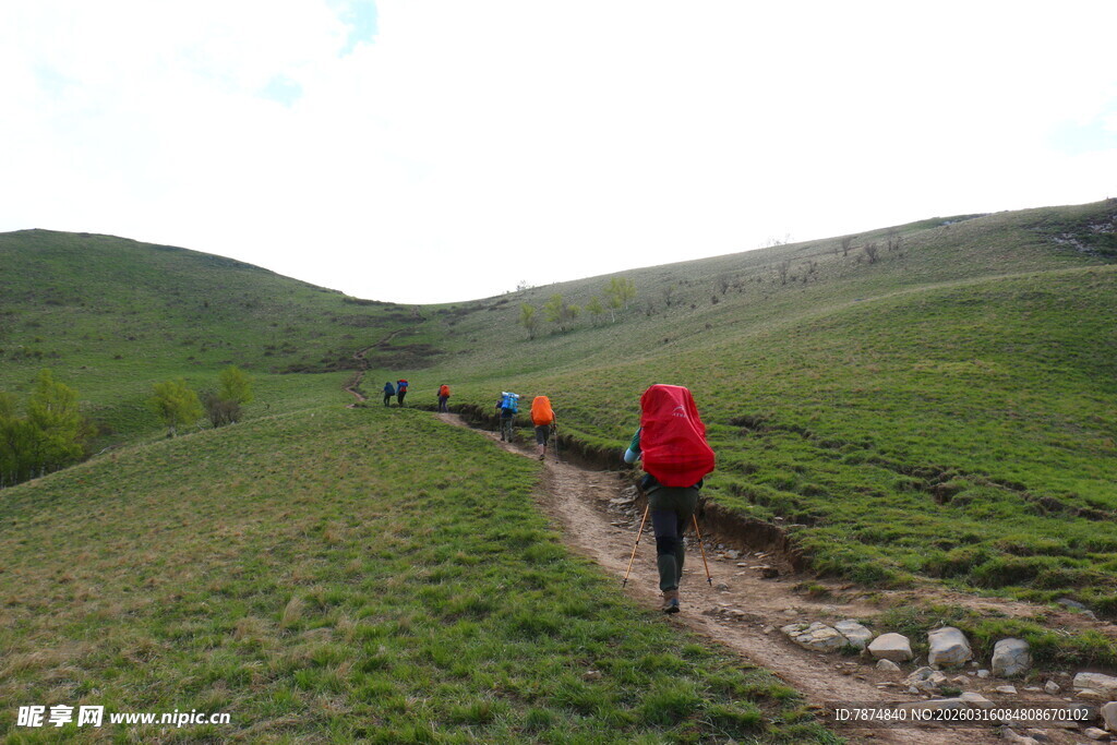 徒步者在山间小路上前行