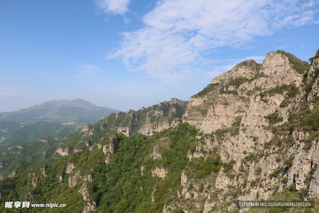 峻峭山峦与葱郁植被景观