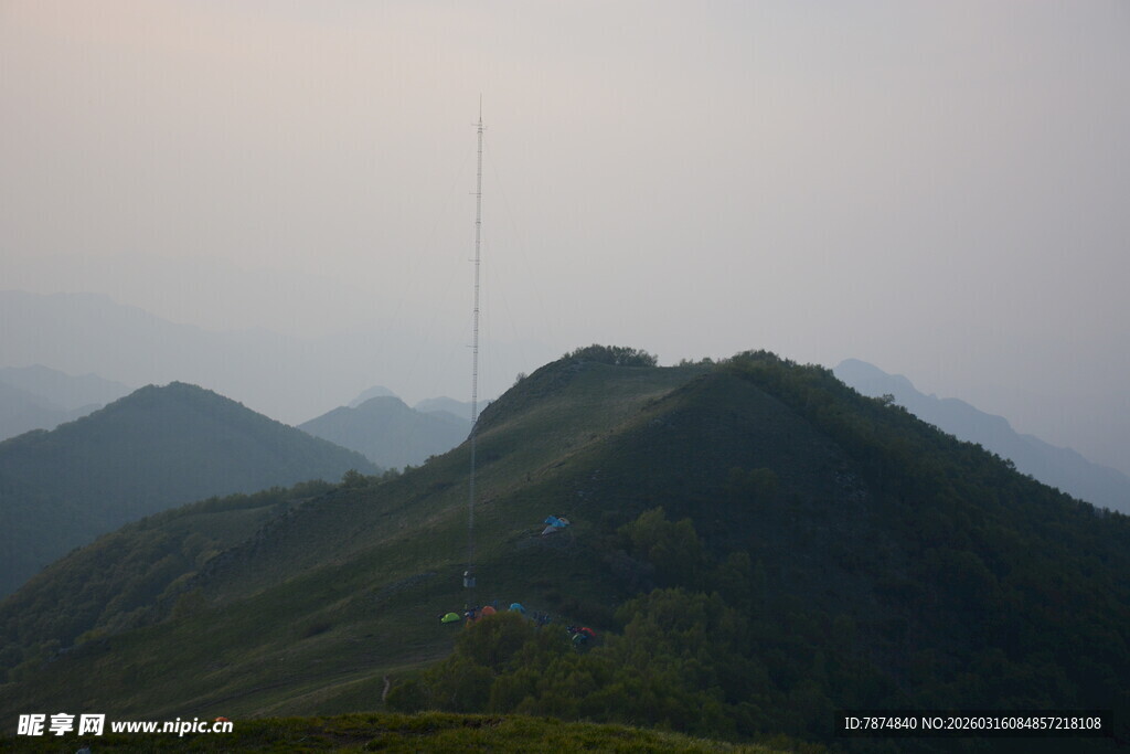 山峦之巅的挺拔天线