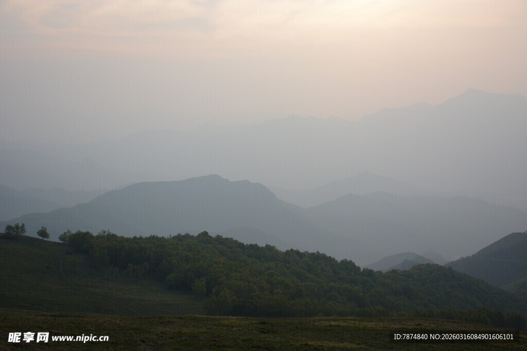 山间晨景 云雾缭绕的诗意