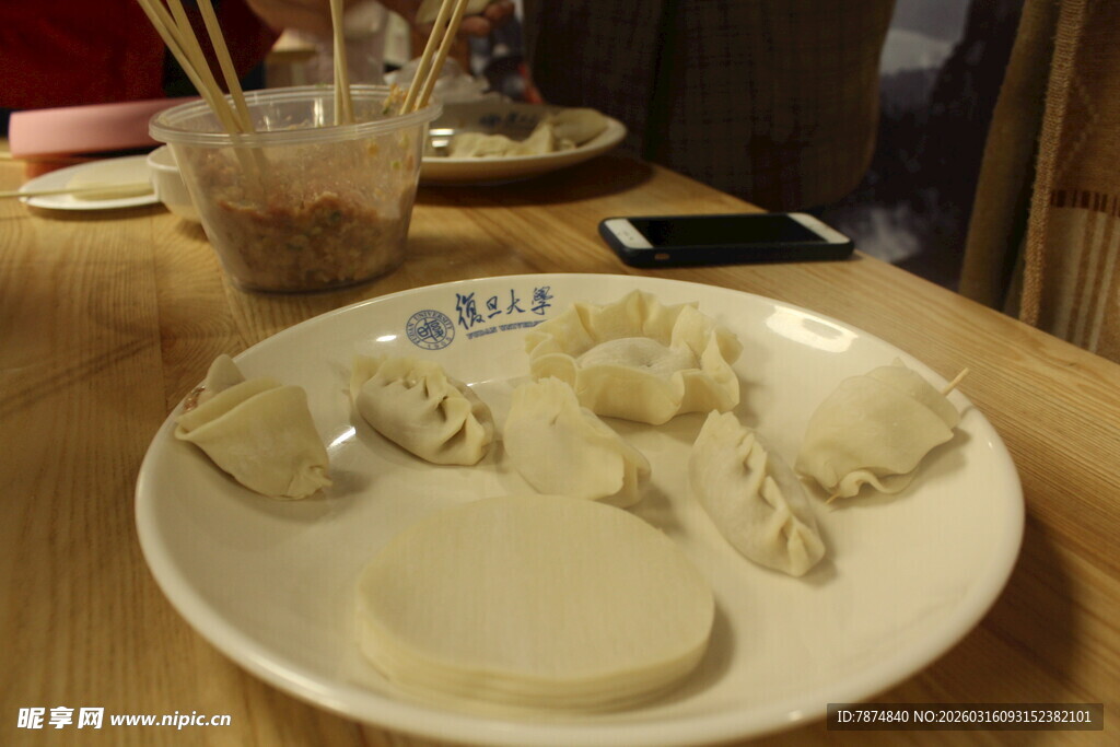 餐桌上的吃剩螃蟹壳