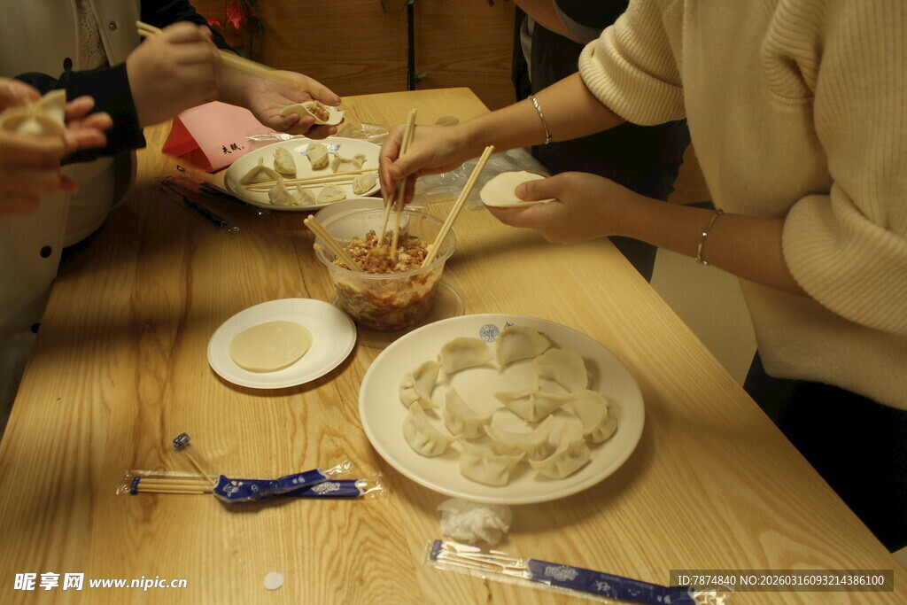 家人温馨包饺子场景