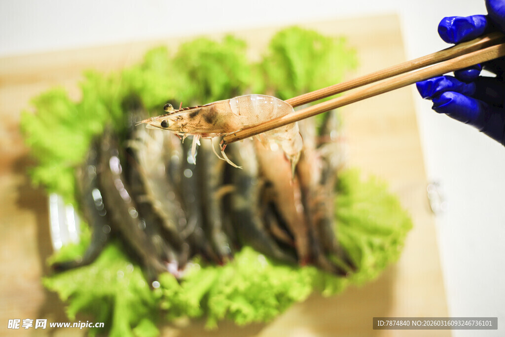 筷子夹起盘中新鲜海鱼