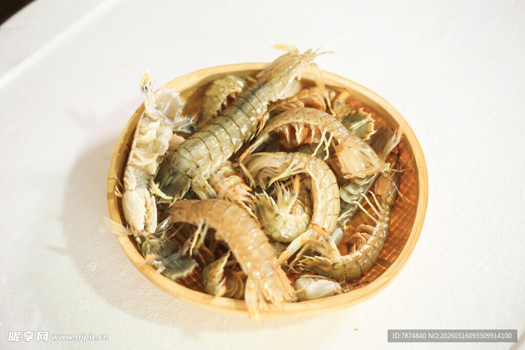 竹篮中的干制中药材