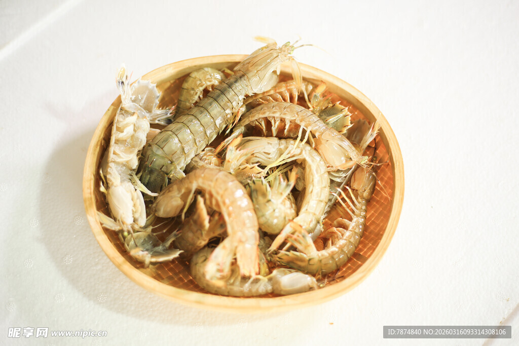 竹篮中的美味皮皮虾