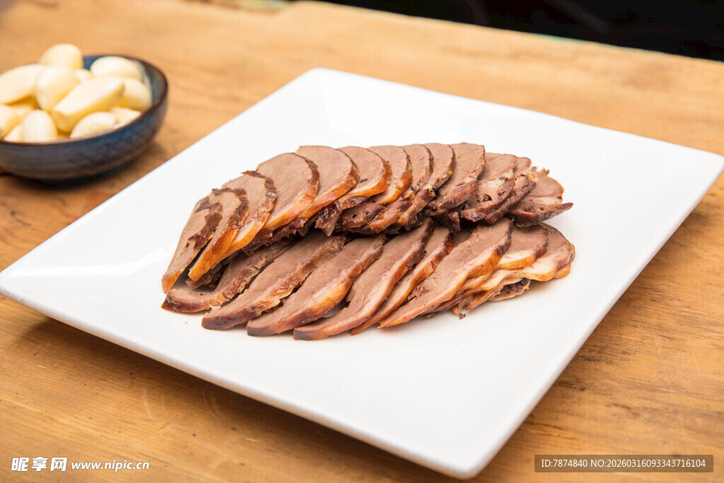 切片酱鸭摆放在白色盘中