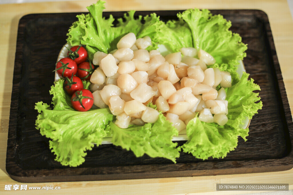 新鲜虾仁配生菜与樱桃番茄