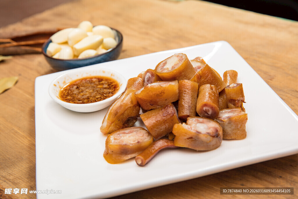 美味卤猪尾摆于白盘
