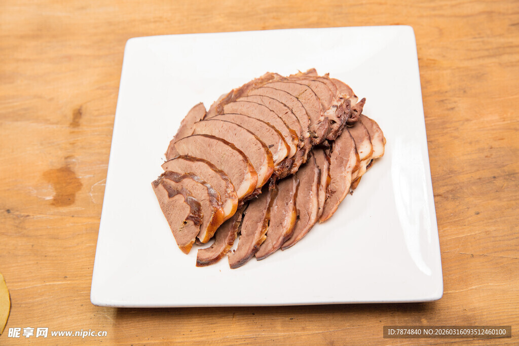 美味切片牛肉摆于白盘