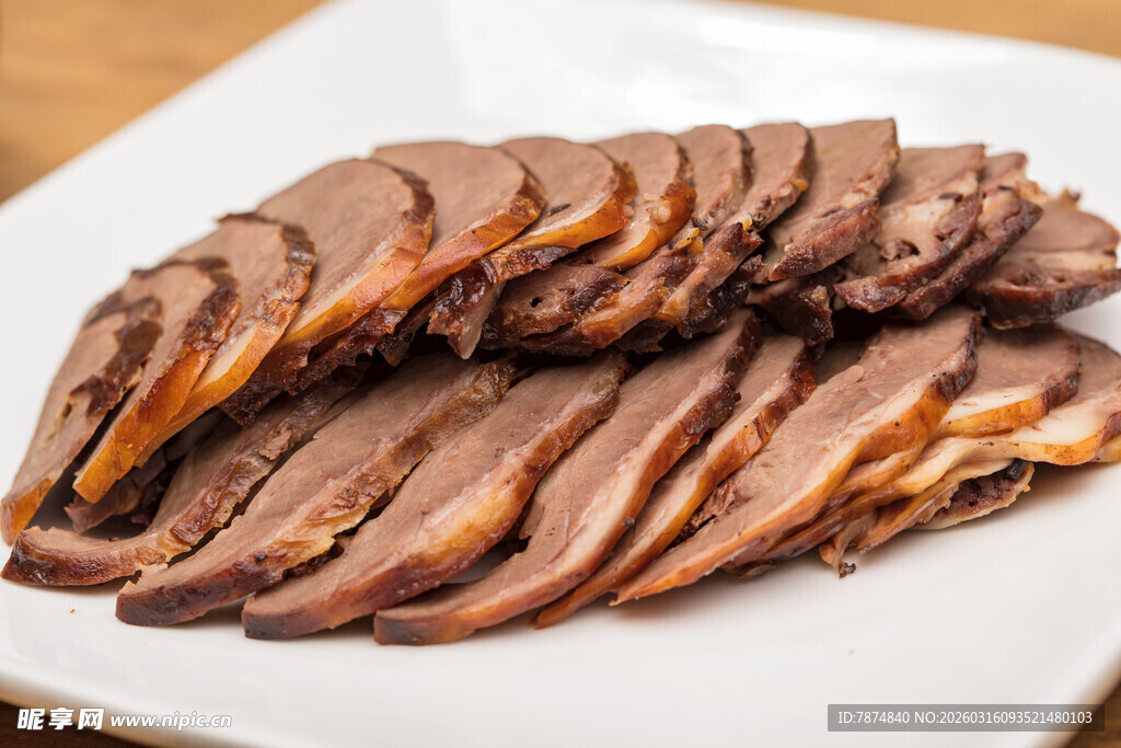 美味酱牛肉切片摆盘中