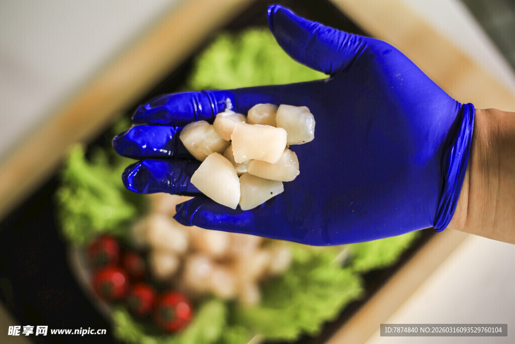 戴蓝手套手持白色食材