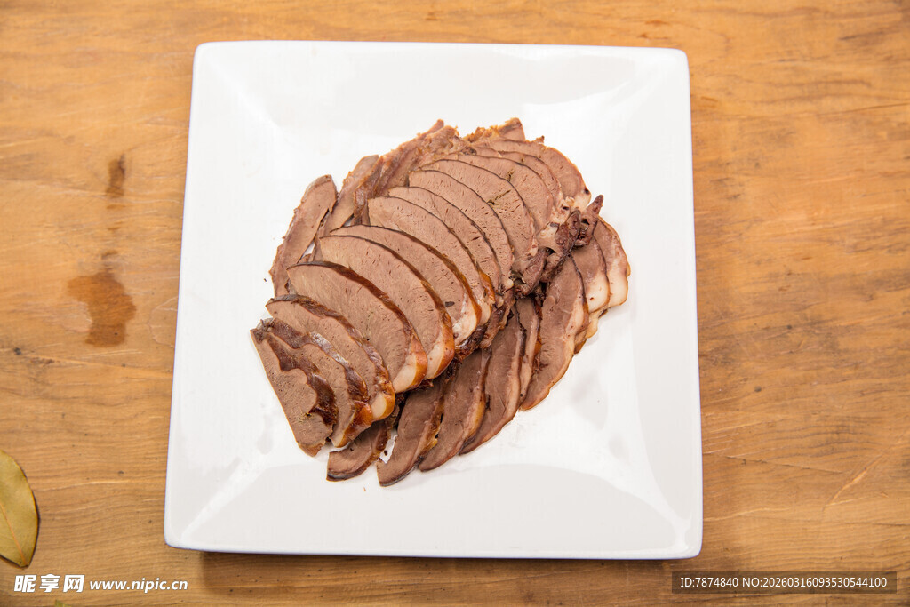 一盘切好的美味酱牛肉