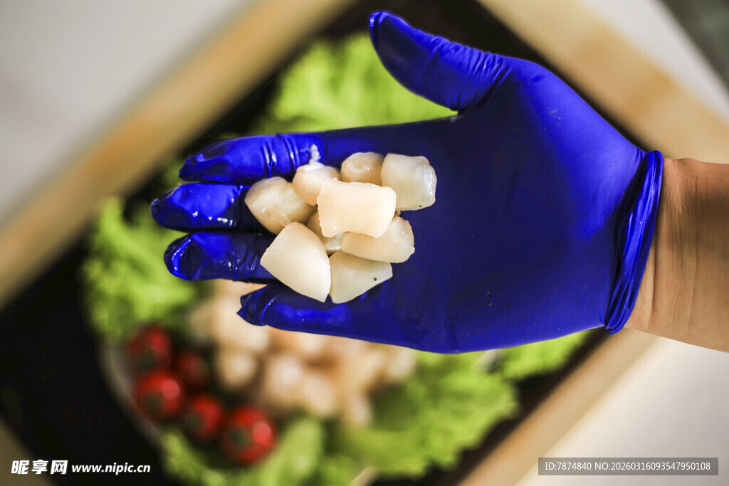 戴蓝手套手持白色食材