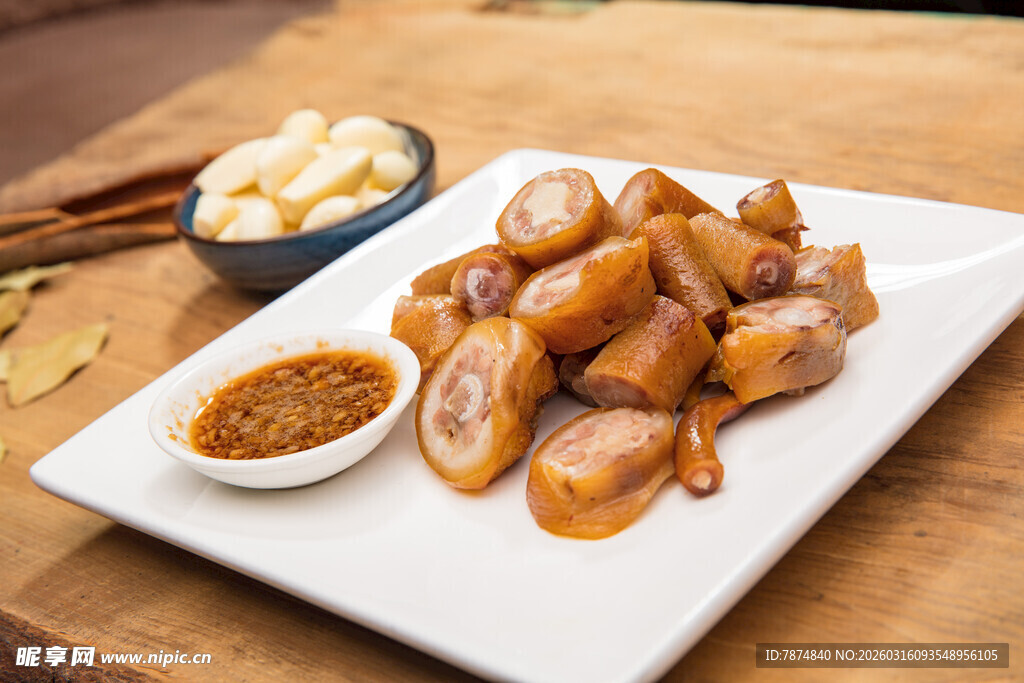 美味卤猪尾配蘸料