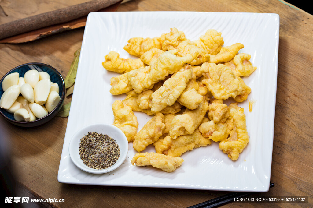 美味炸鸡块配蘸料