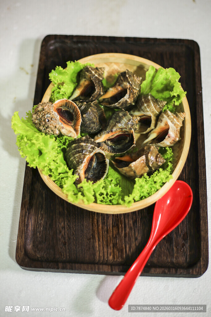 木盘上的生蚝配新鲜生菜