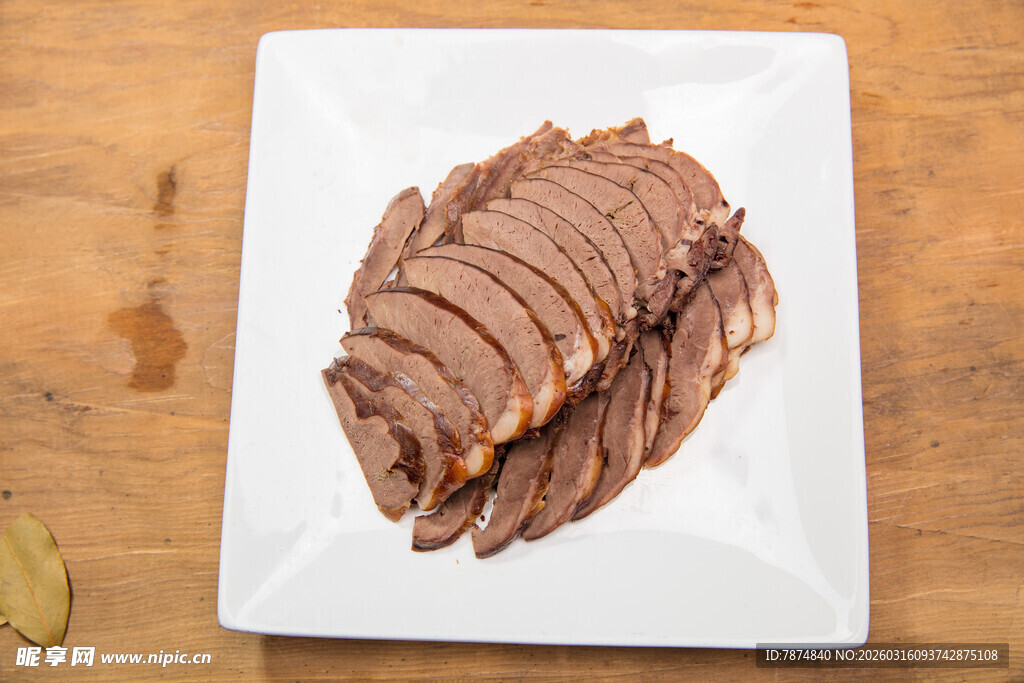 切片酱牛肉摆于白盘