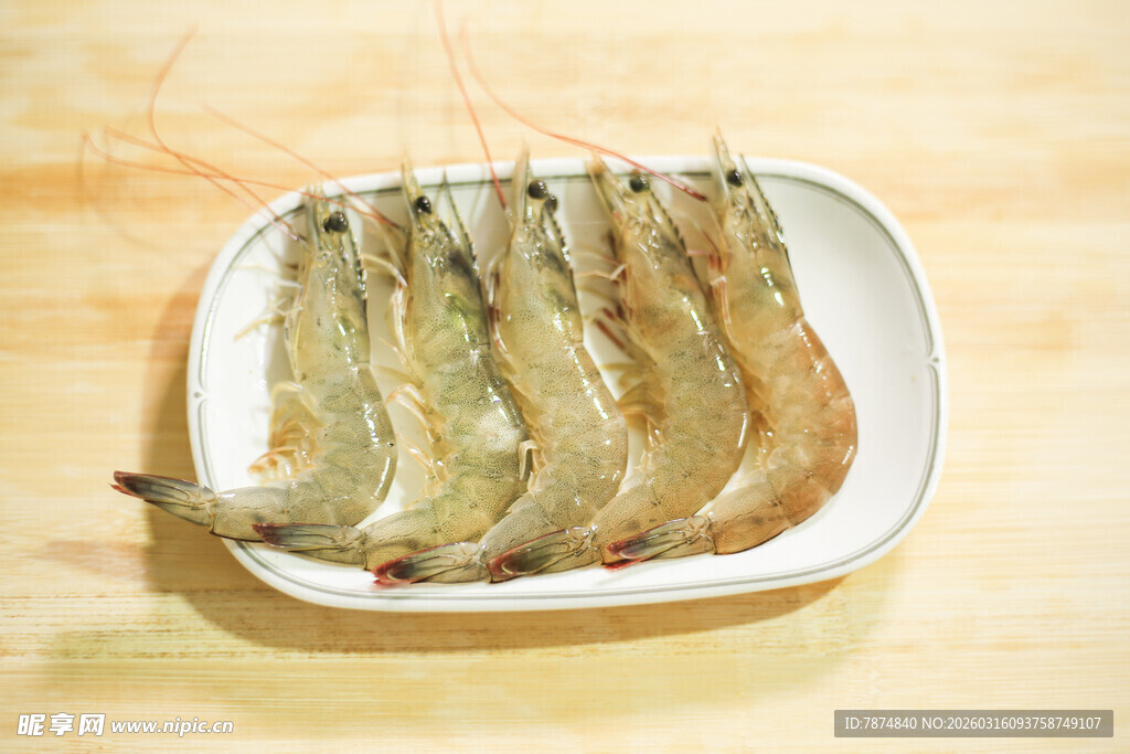 白盘上的新鲜大虾
