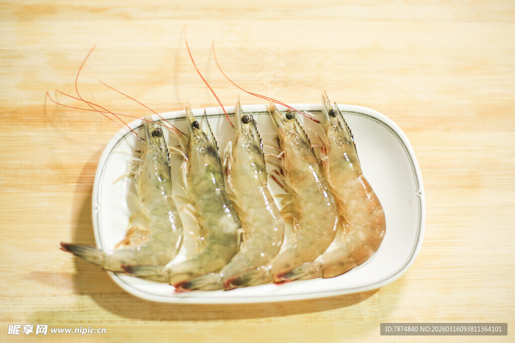 白盘上的新鲜大虾