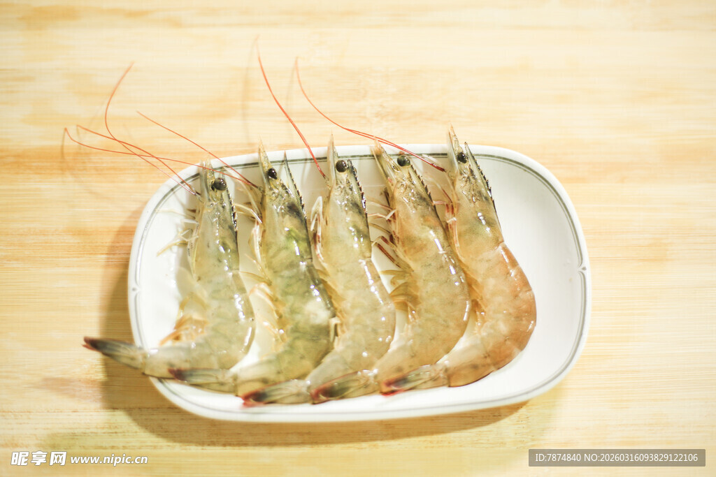 白盘上的鲜嫩大虾