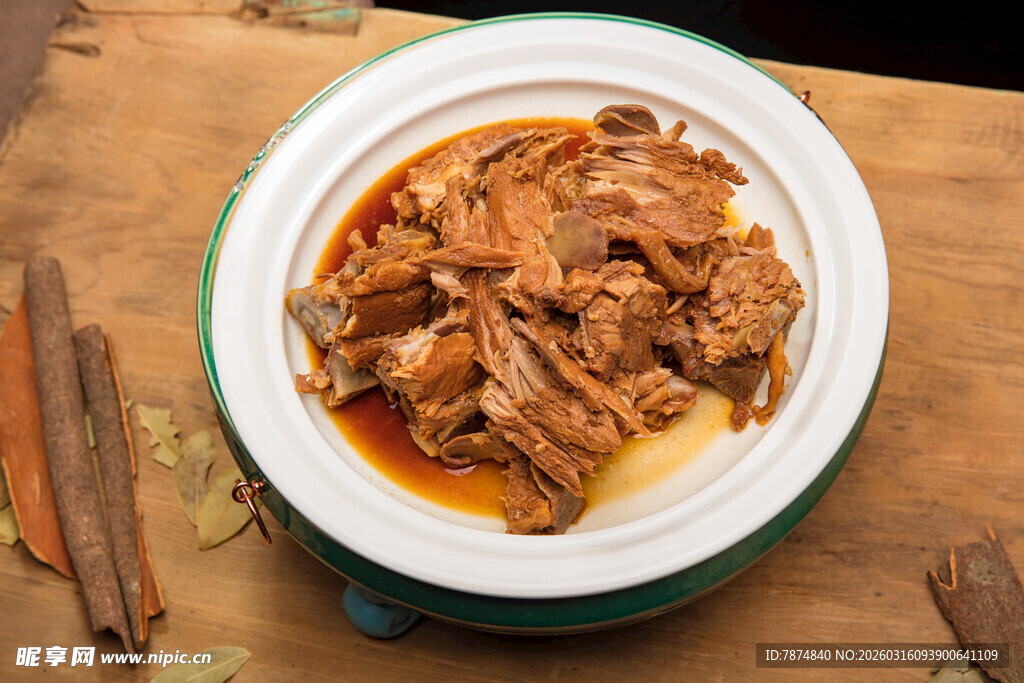 美味酱牛肉盛于盘中