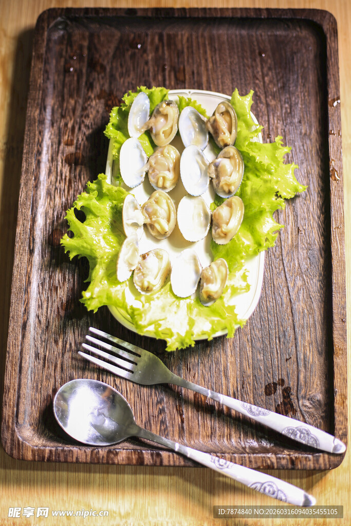 木制托盘上的美味丸子