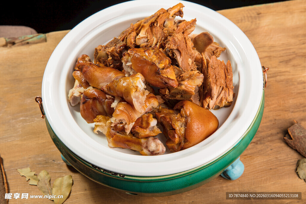 美味卤味鸡肉盛于碗中