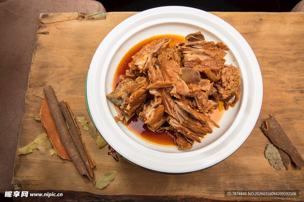 美味卤味鸭货摆于盘中