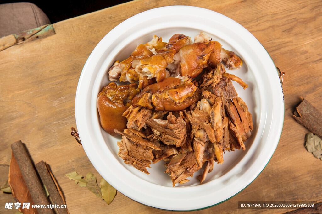 美味卤味鸡翅摆放在盘中