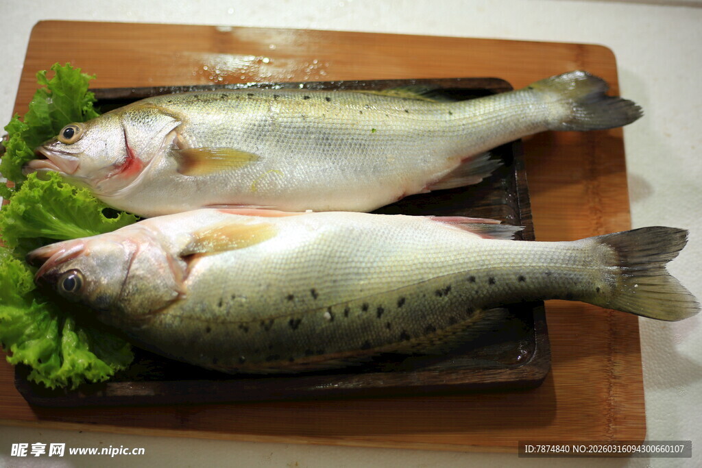 木盘上的新鲜生鱼