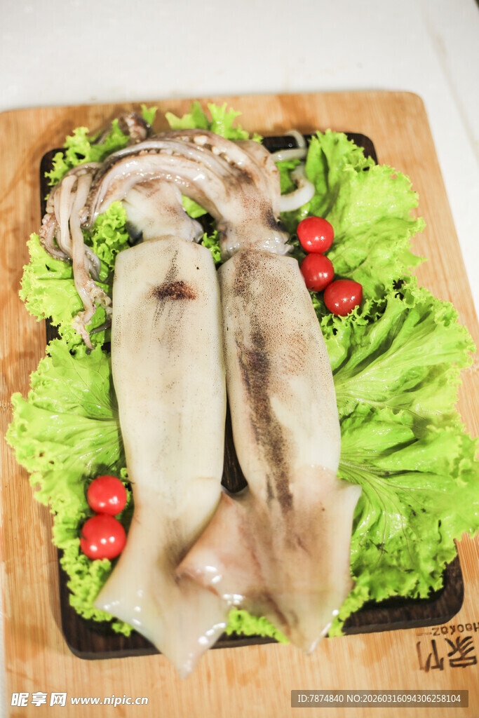 新鲜鱿鱼摆盘生菜上