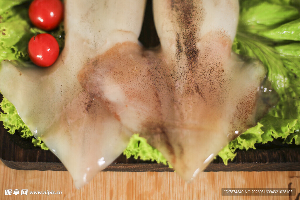 新鲜鱿鱼搭配蔬菜摆盘