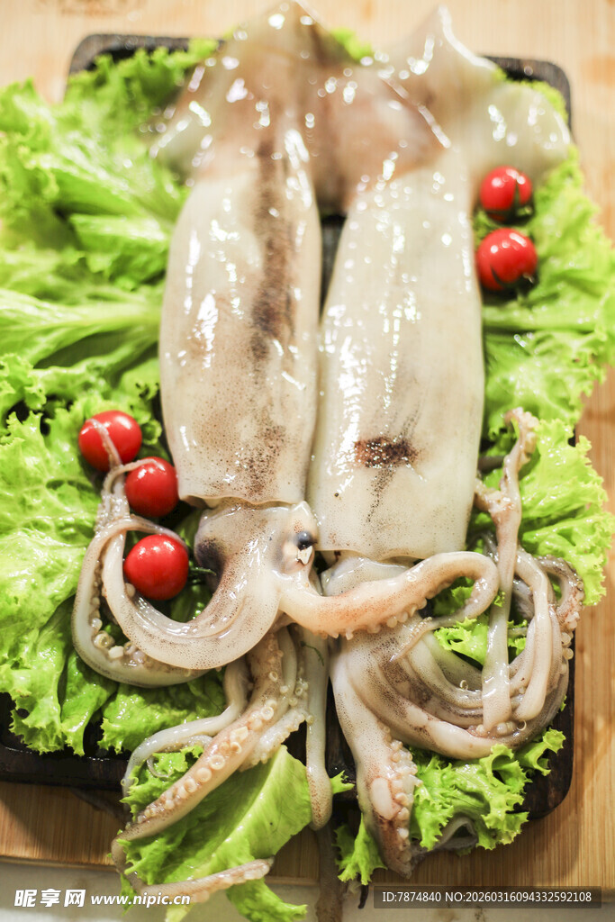 新鲜鱿鱼配生菜与番茄