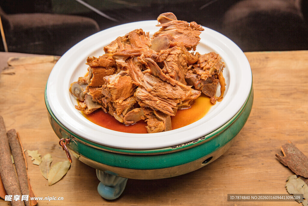 美味酱牛肉盛于古朴碗中