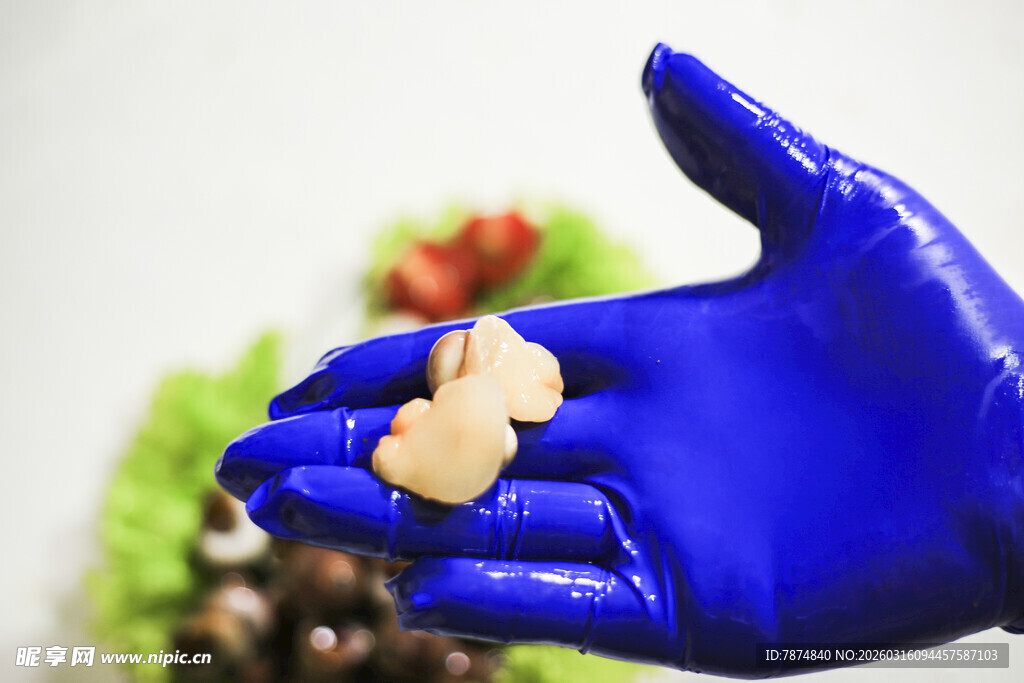 蓝色手套中握着奇特物体