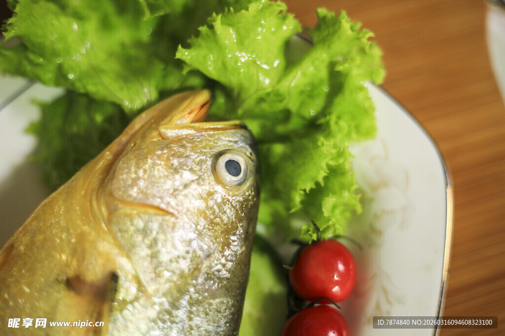 新鲜生鱼配蔬菜佐料
