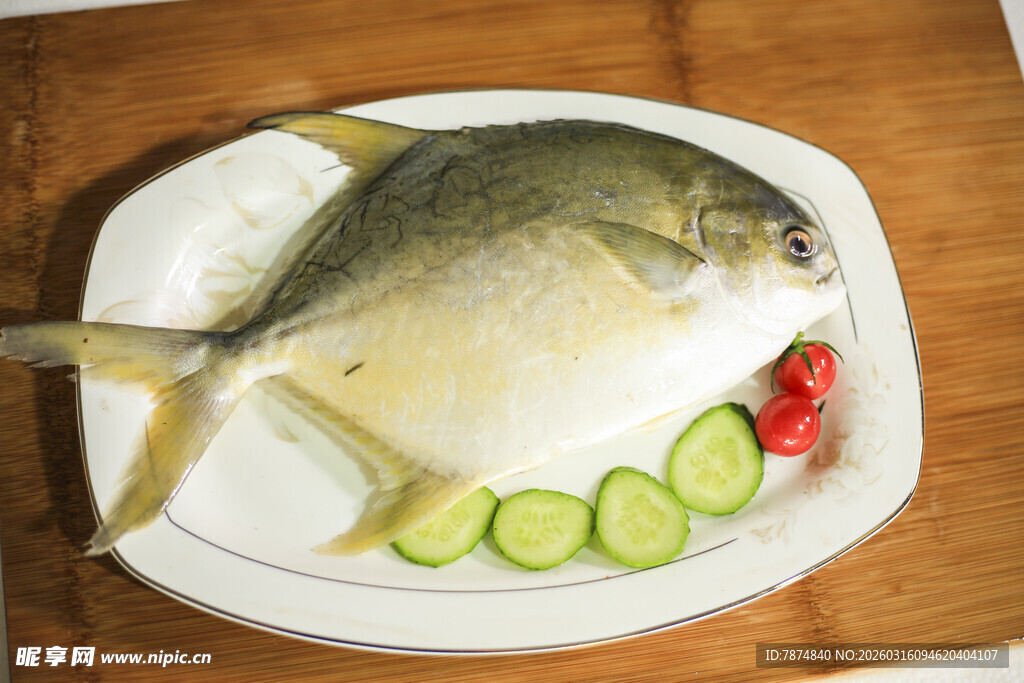 盘中金鲳鱼配清新蔬果