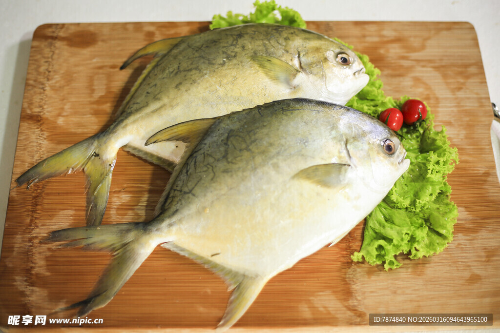 新鲜金鲳鱼摆放在砧板上
