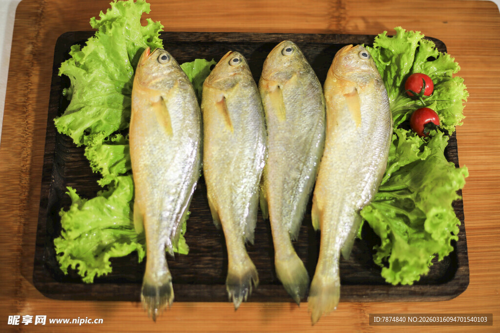 新鲜黄鲫鱼配生菜摆盘