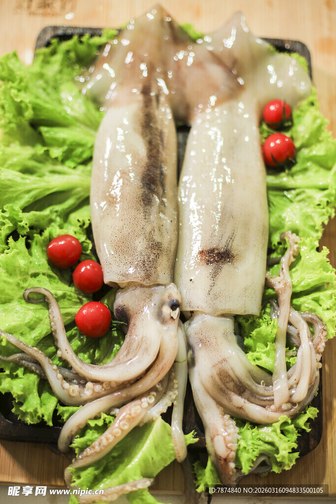 新鲜鱿鱼配生菜与樱桃番茄