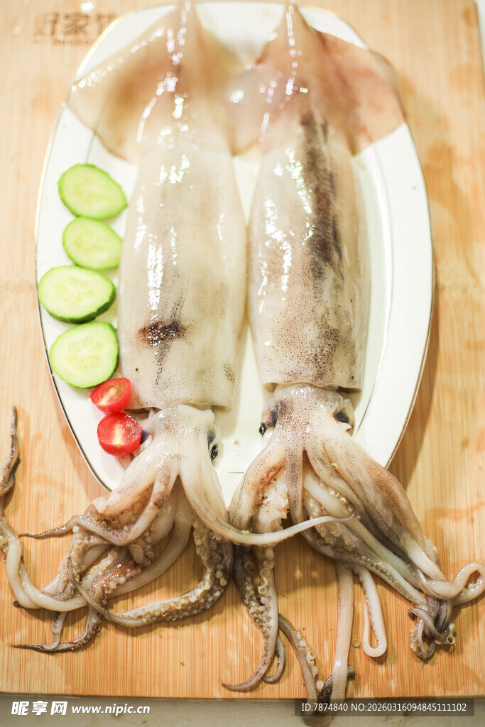 新鲜鱿鱼配蔬菜摆盘