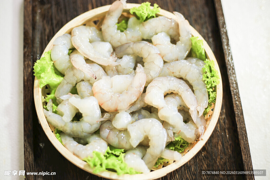 新鲜虾仁盛于竹篮中