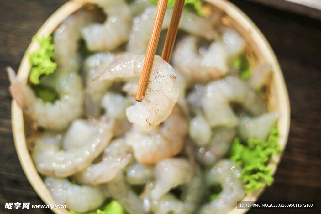 竹制容器中的鲜嫩虾仁
