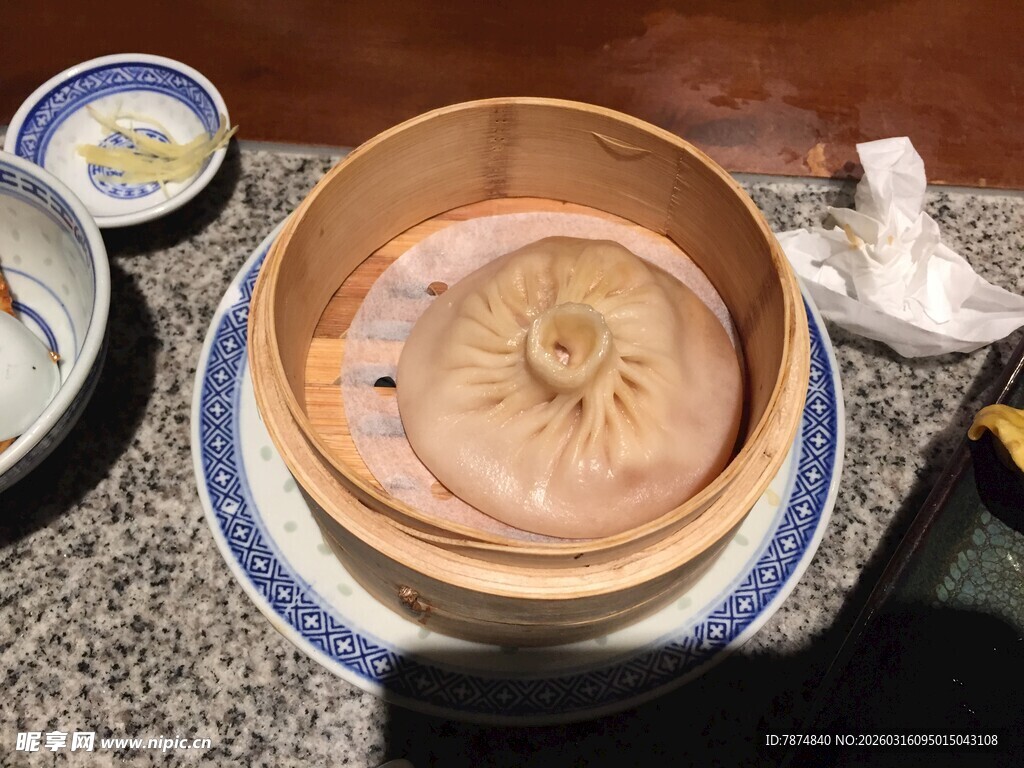 竹制蒸笼中的美味灌汤包